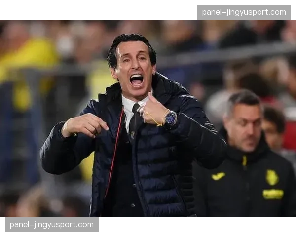 特写:巴黎小将埃梅里中线附近超远距离吊射中楣,全场惊呼。 特写:巴黎小将埃梅里中线附近超远距离吊射中楣,全场惊呼。